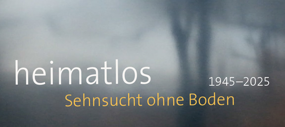 ein Baum auf einer Wiese verschwommen im Hintegrund, darauf der Titel »heimatlos«